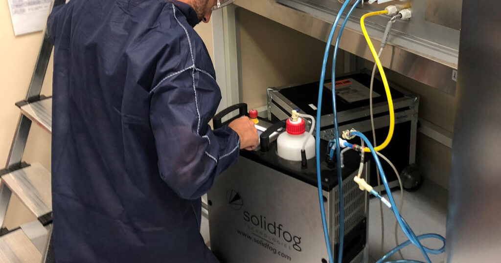 Experto en biodescontaminación con equipo de generación de peróxido de hidrógeno vaporizado.