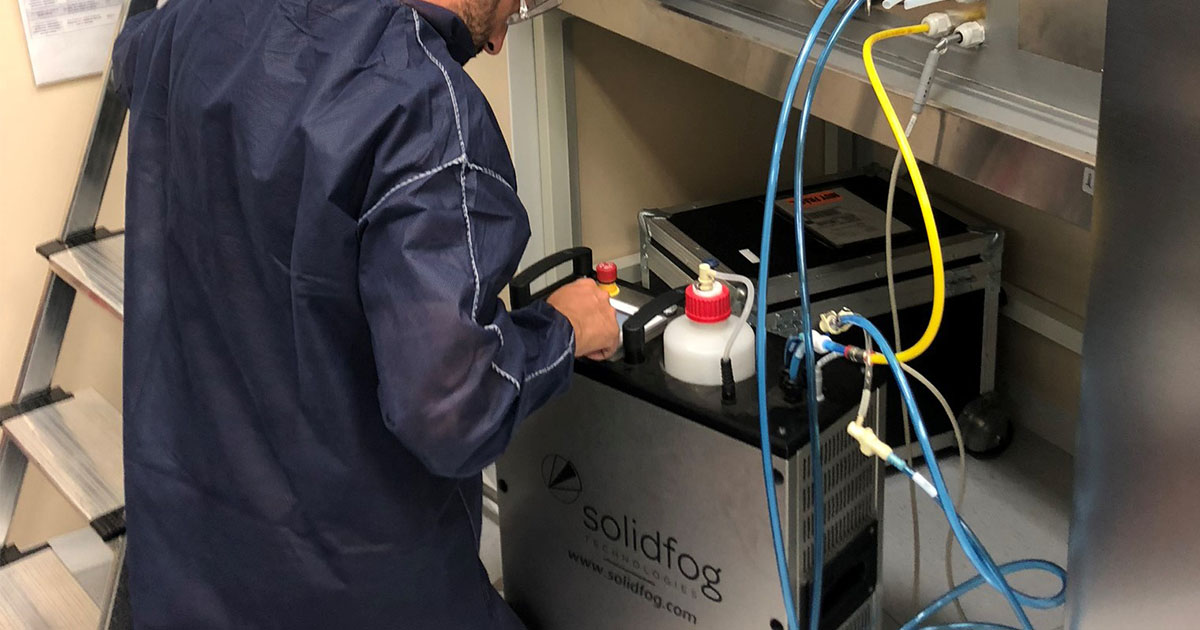 Experto en biodescontaminación con equipo de generación de peróxido de hidrógeno vaporizado.