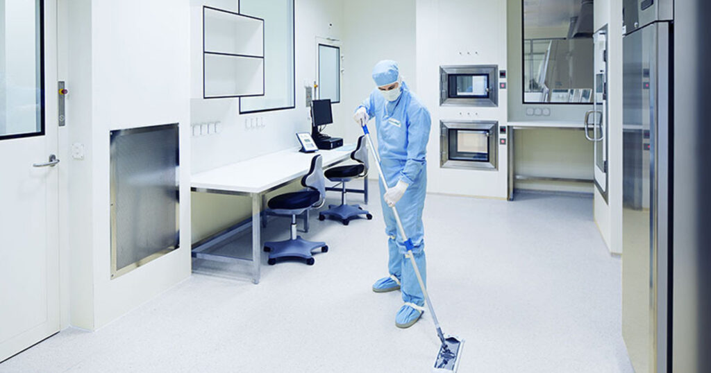 Vista de una sala limpia de una industria farmacéutica.