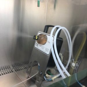 Primer plano del cabezal remoto del equipo de generación VH2O2 Solidfog DosyMist.