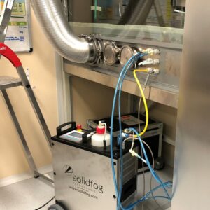 Primer plano del equipo de generación VH2O2 Solidfog DosyMist.