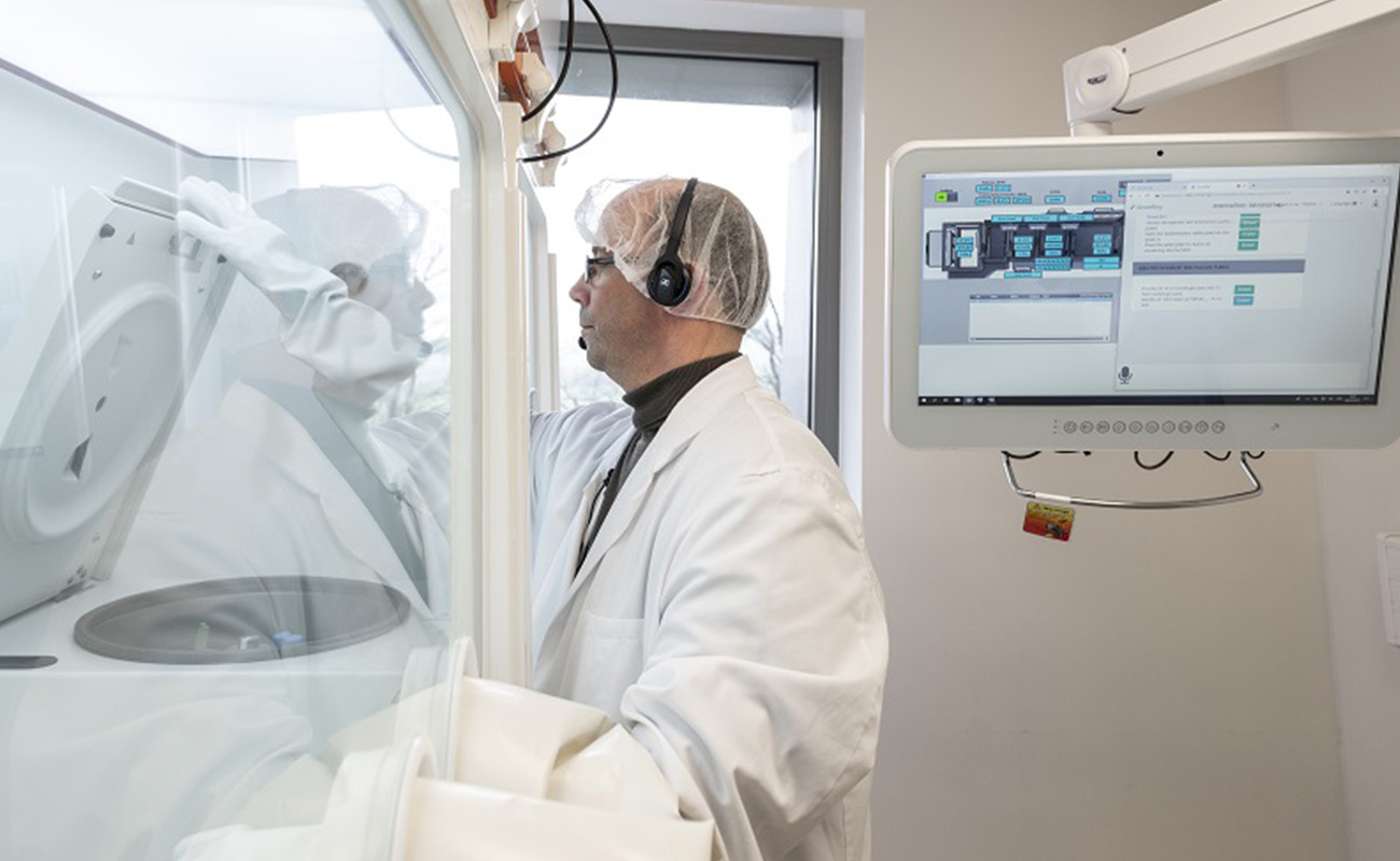 Detalle de registro de lotes por control de voz en un aislador salamanderU. 