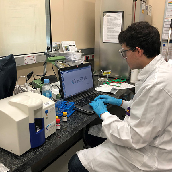 Servicio biodescontaminación Netsteril: proceso de lectura de los indicadores enzimáticos en el laboratorio