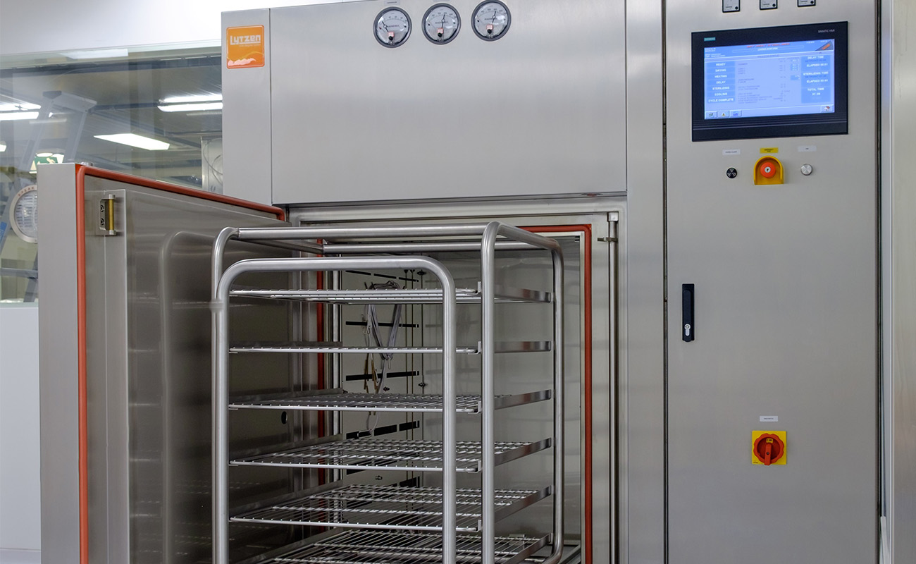 Detall d'un carro de càrrega de vials, ampolles i envasos en la cambra del forn d'esterilització Lytzen.