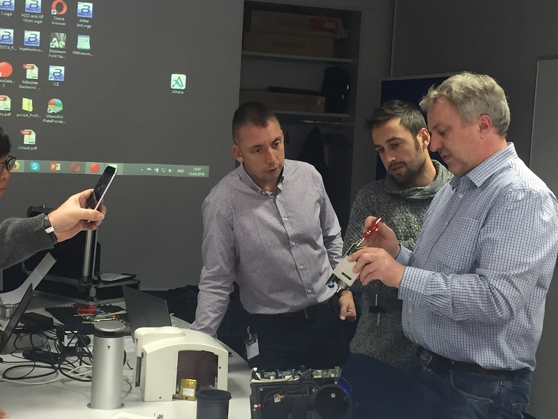 Close-up of the Netsteril team, experts in the qualification of luminometers for the reading of enzyme indicators.