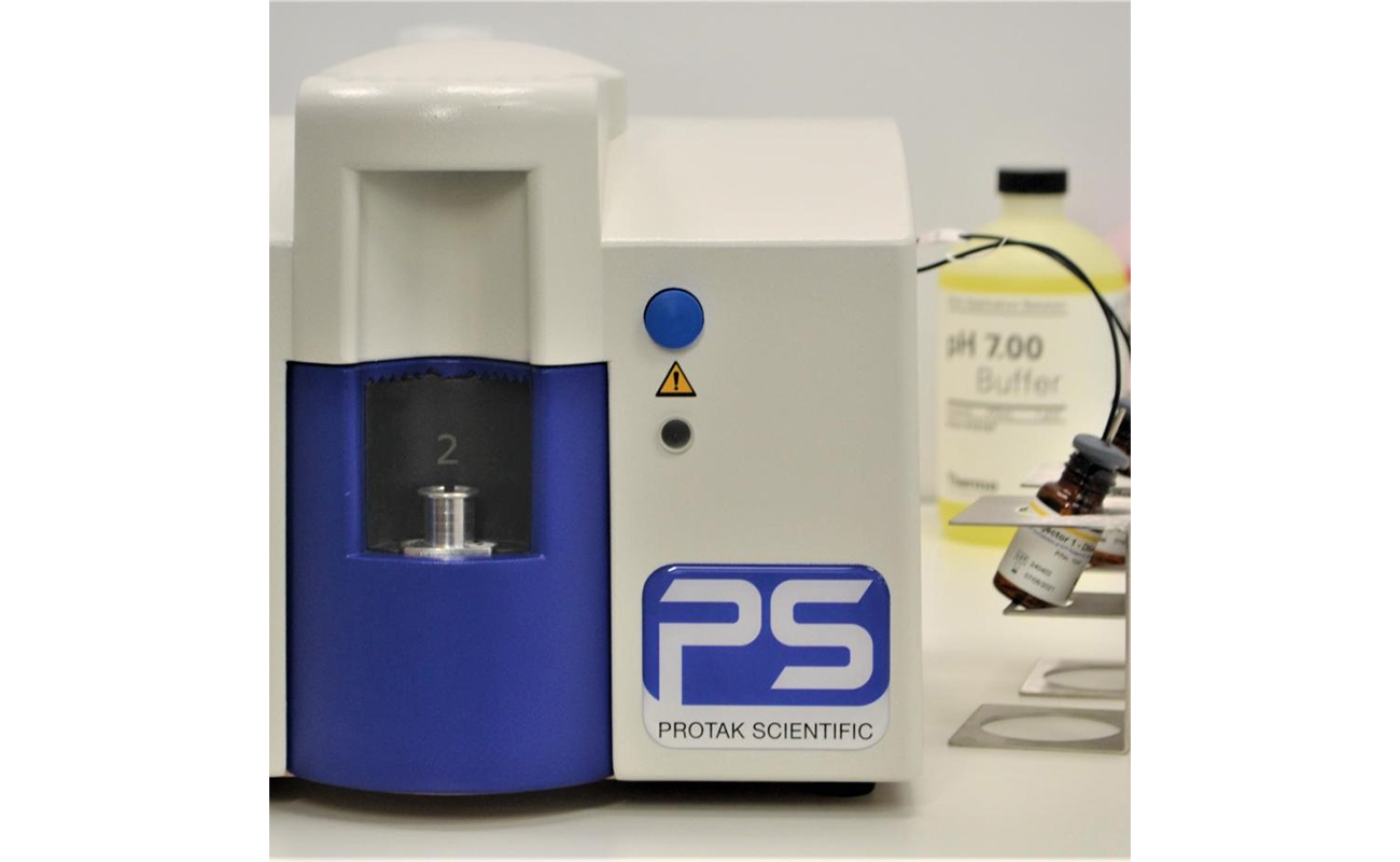 Equip de lectura automatitzada que mesura la llum en RLU a partir d'una reacció luminescent accionada per enzims.