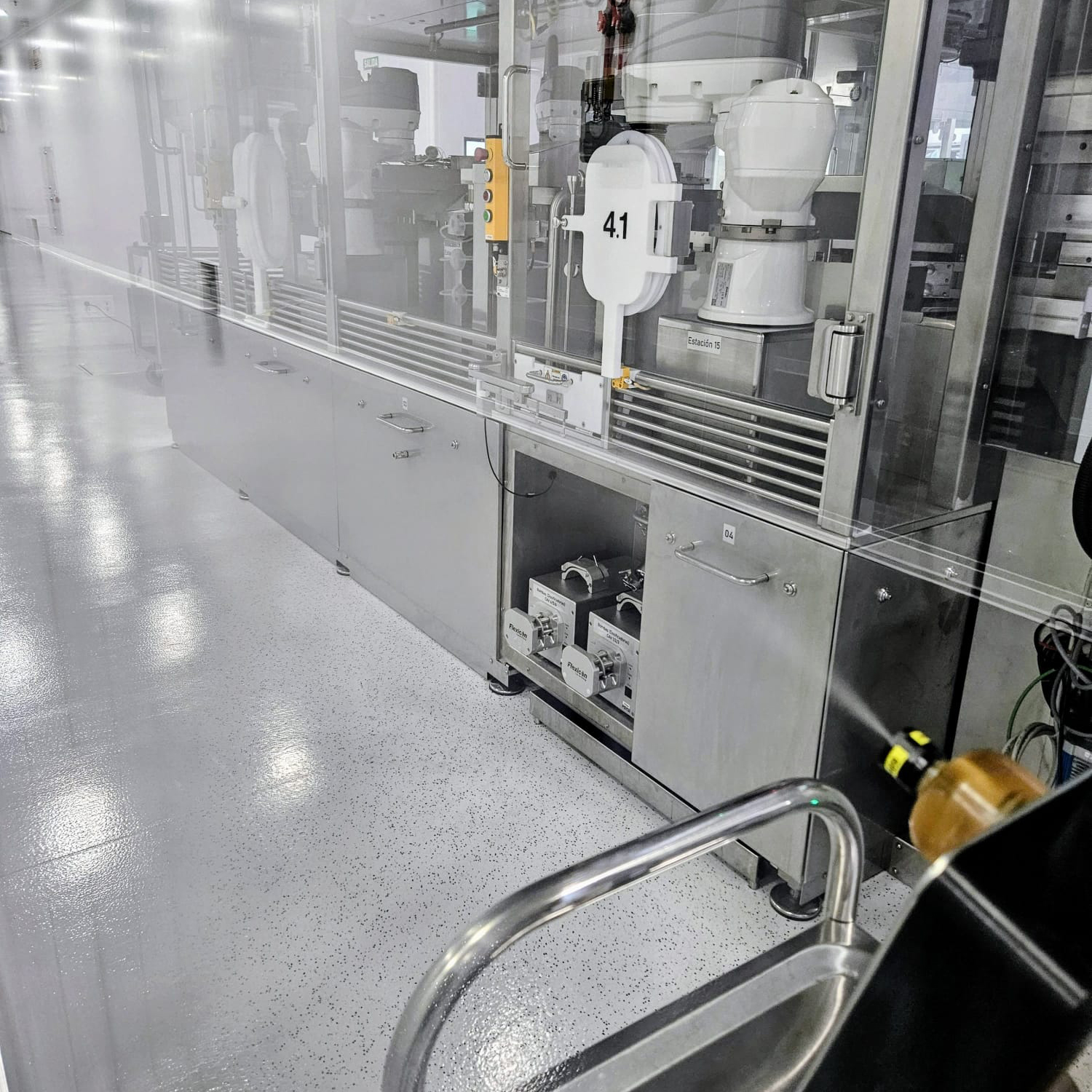 cabezal remoto de pulverización del sistema de biodescontaminación orientado hacia el espacio libre de la sala garantizando una vaporización eficaz del biocida