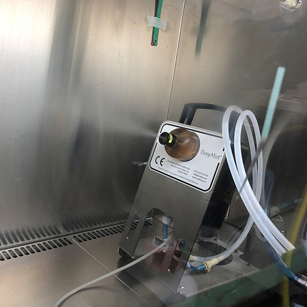 el biocida se inyecta mediante un cabezal nebulizador y se recircula en un conducto flexible - garantiza una distribución homogénea del agente descontaminante