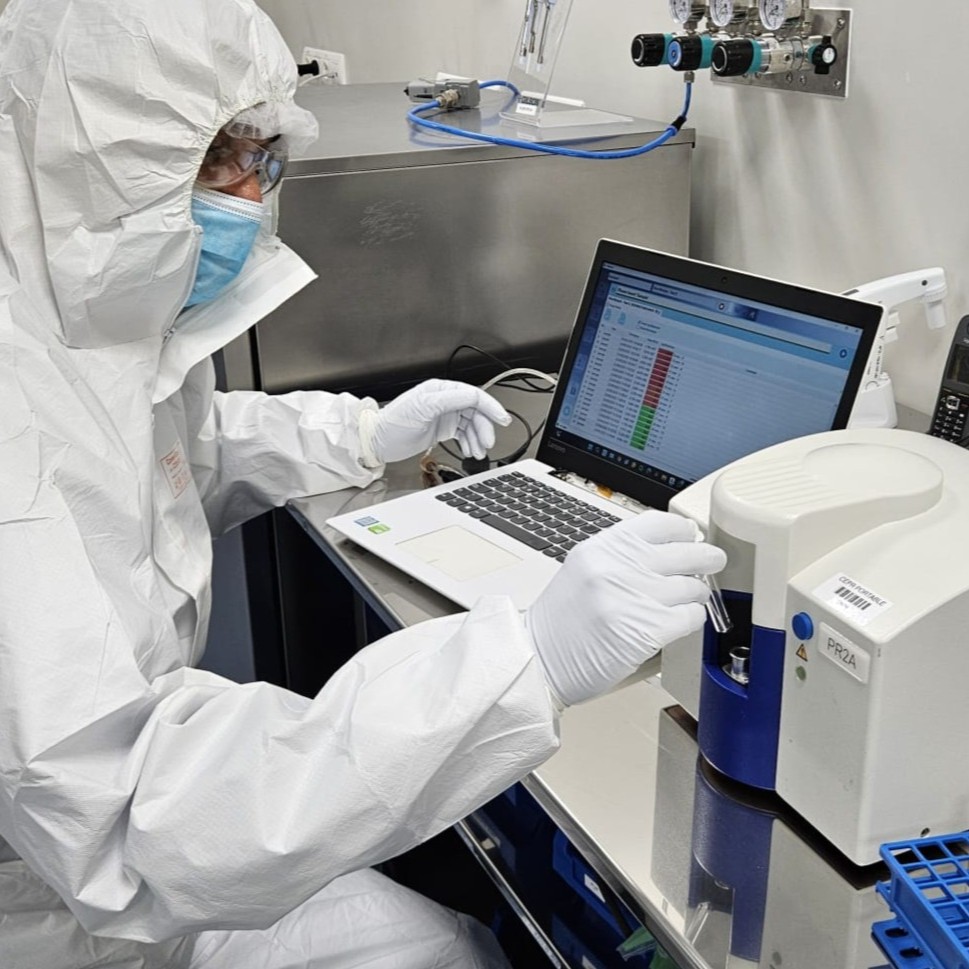 Reading of enzymatic indicators during a biodecontamination cycle optimization service in an isolator