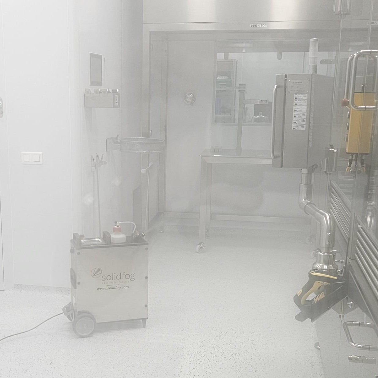 Biodecontamination equipment based on H₂O₂ micronebulization Solidfog DosyMist FSH - The visible fog formation indicates hydrogen peroxide saturation