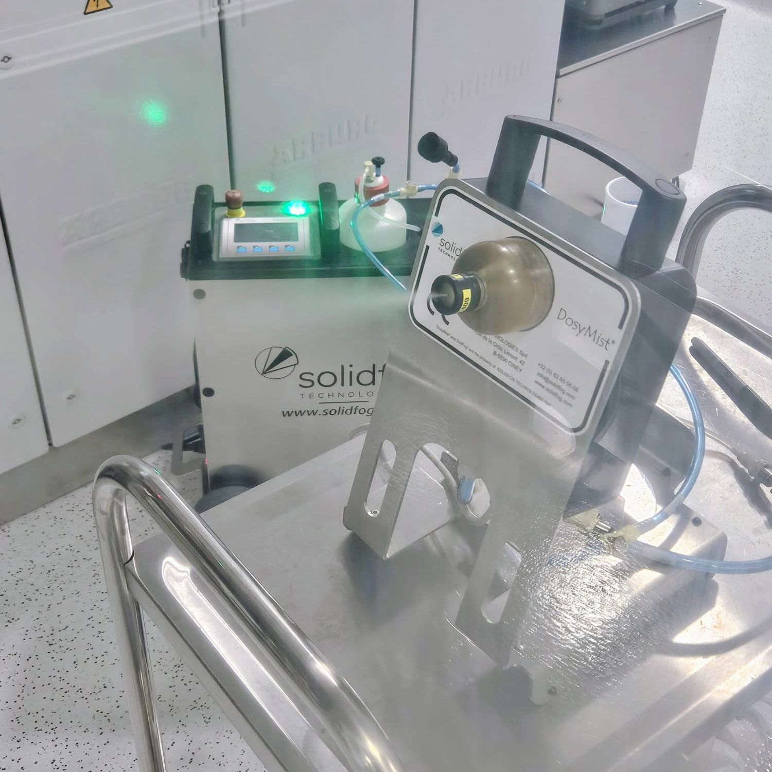 equipo de biodescontaminación por micronebulización de peróxido de hidrógeno utilizado en salas limpias e instalaciones GMP - DosyMist RSH fabricado por Solidfog