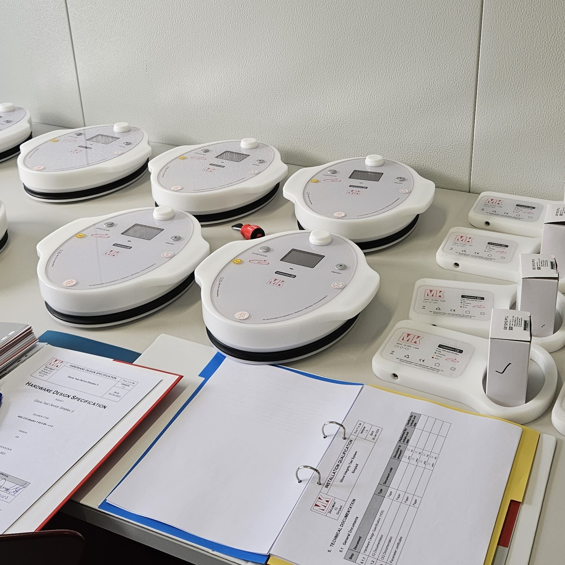 cualificación IQ/OQ de equipos de test de integridad de guantes según normas GMP - sistemas stand-alone y en equipos integrados con software